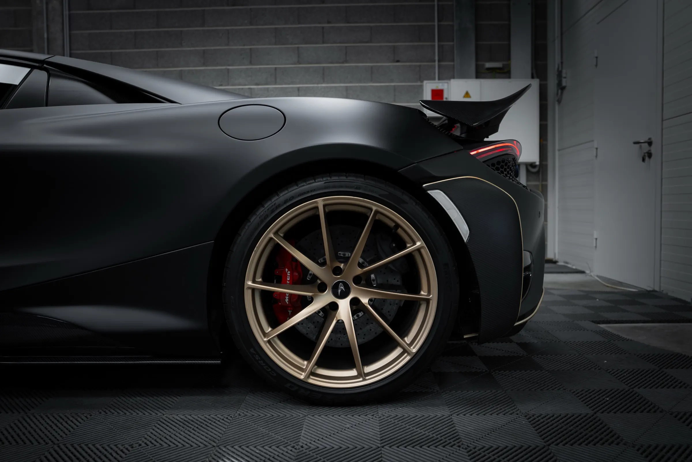 Multi-spoke alloy wheel detail